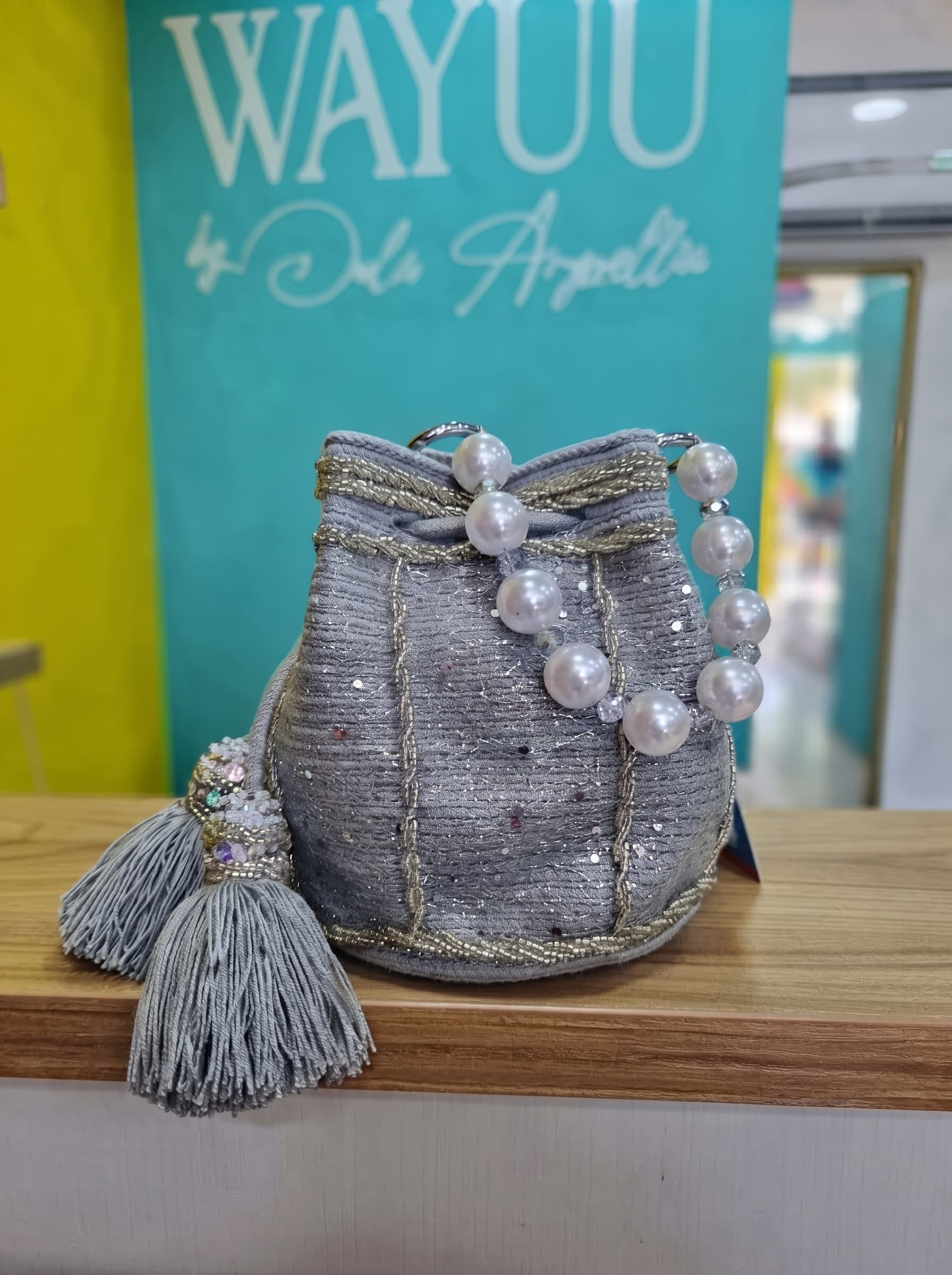 Mochila Wayuu Pequeña, Plata Recamada con Asa de Perlas y Lentejuelas