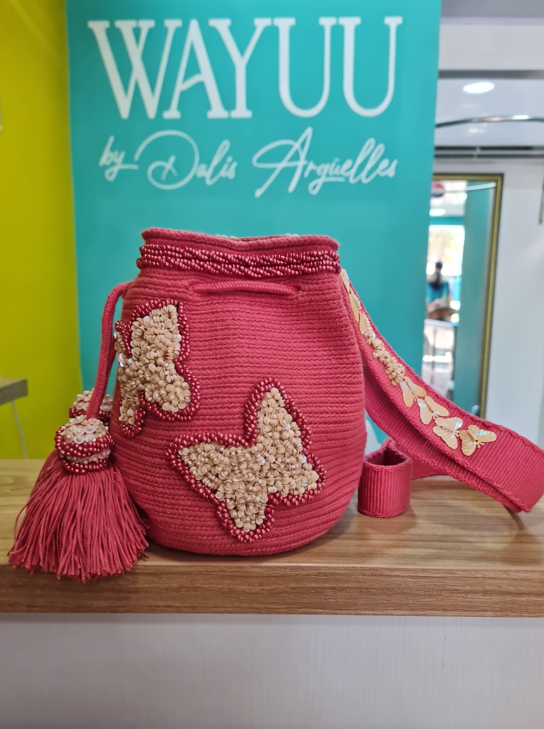 Wayuu Rosa Palo Recamada en Lentejuelas y Mostacillas